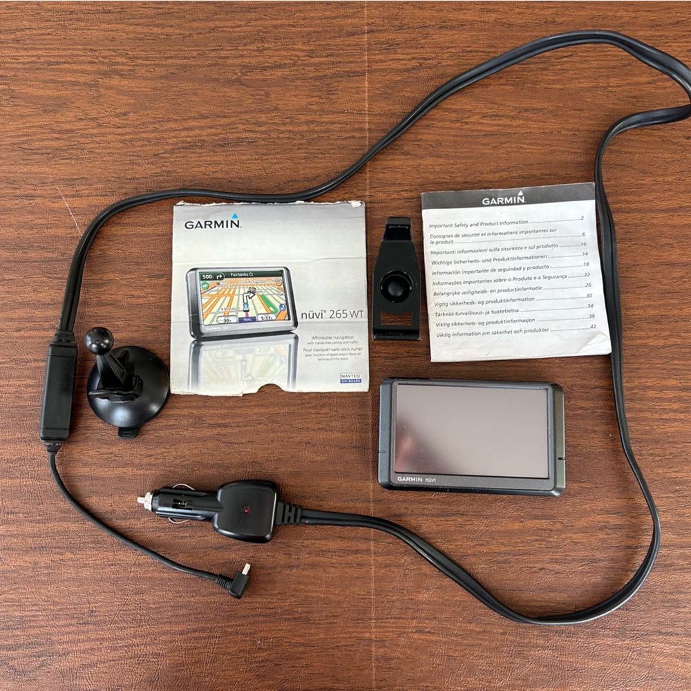 Garmin GPS Nuvi 265 WT with  Car Charger and Mount